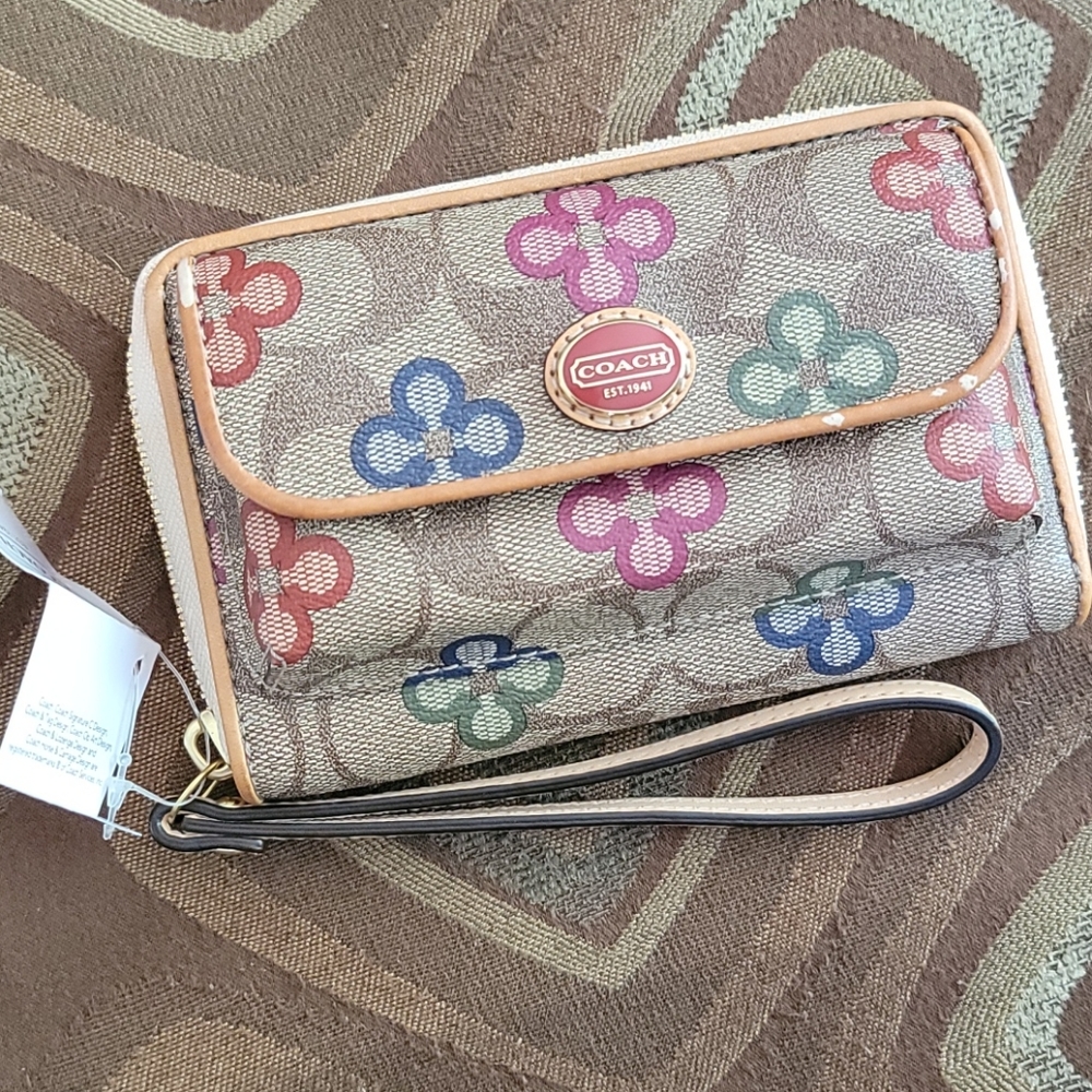 NWT: COACH Peyton Signature Clover wallet
